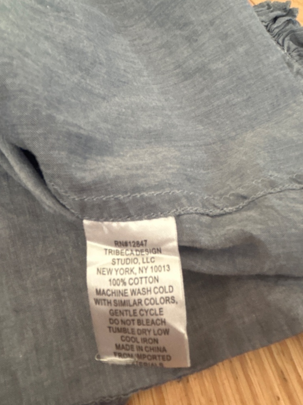 đź©· gorgeous Oxford blue button down with ruffle collarđź©· - Picture 3 of 4